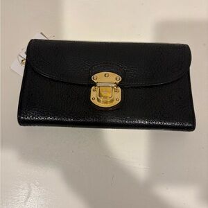 Authentic Louis Vuitton
Mahina Leather Amelia Wallet
